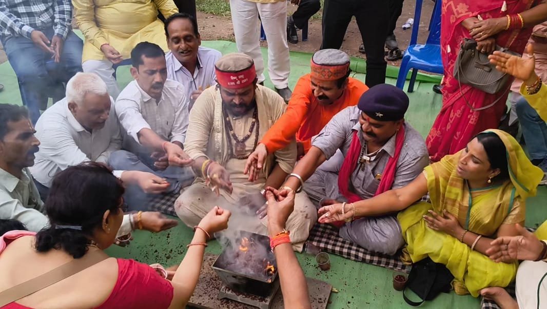Katni *यूजीसी की शांति के लिए कटनी की टीम ने किया हवन।"